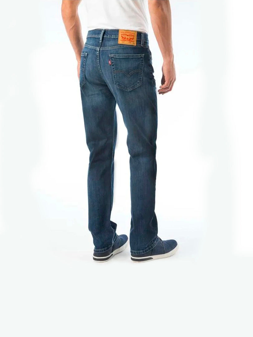 Hombre vistiendo pantalones jeans Levi's 514 en color azul.