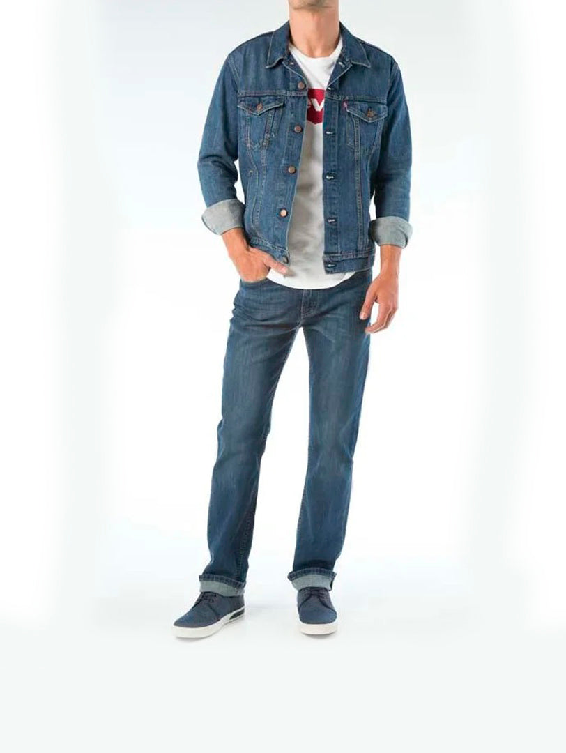 Hombre vistiendo pantalones jeans Levi&