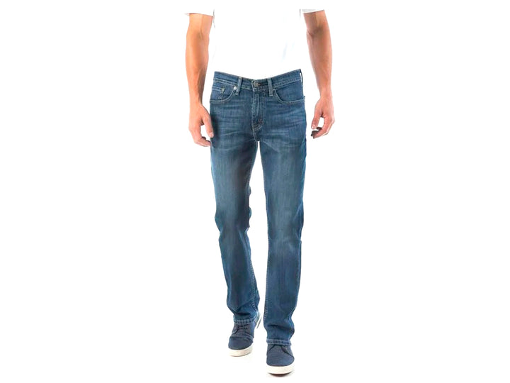 Hombre vistiendo pantalones jeans Levi&