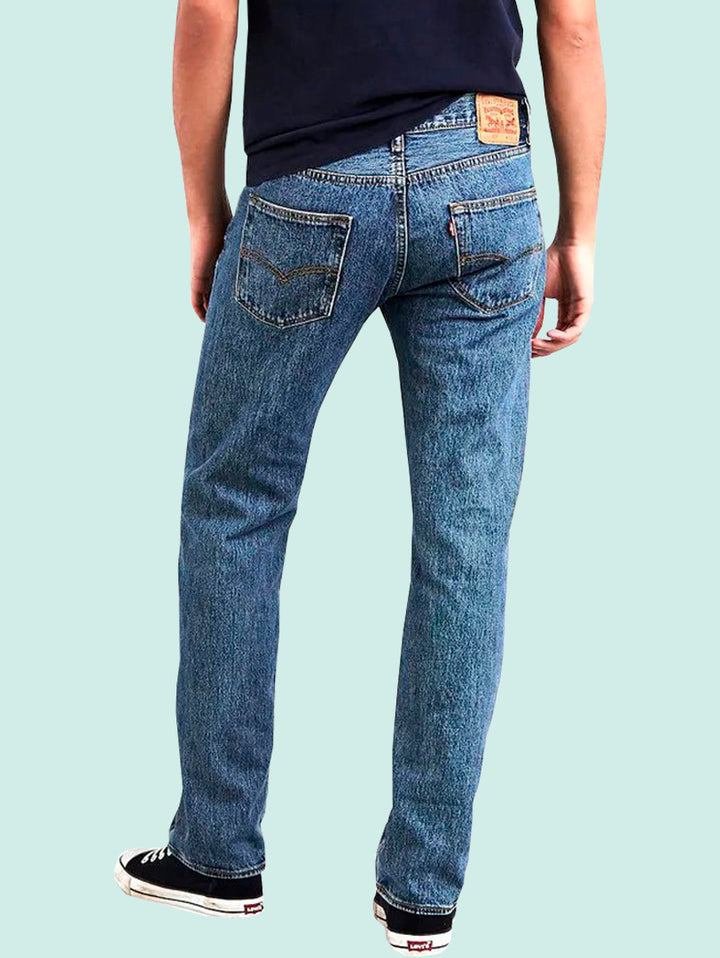 Hombre vistiendo jeans Levi&