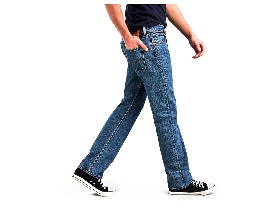 Hombre vistiendo jeans Levi&