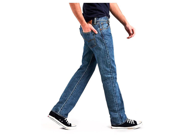 Hombre vistiendo jeans Levi&