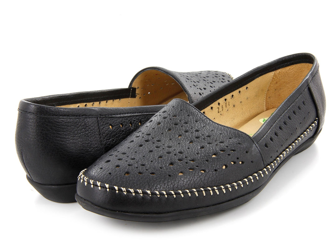 Zapatos planos negros para mujer con detalles de perforaciones y costuras blancas decorativas.