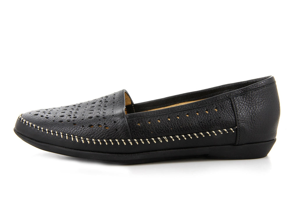 Zapatos planos negros para mujer con detalles de perforaciones y costuras blancas decorativas.