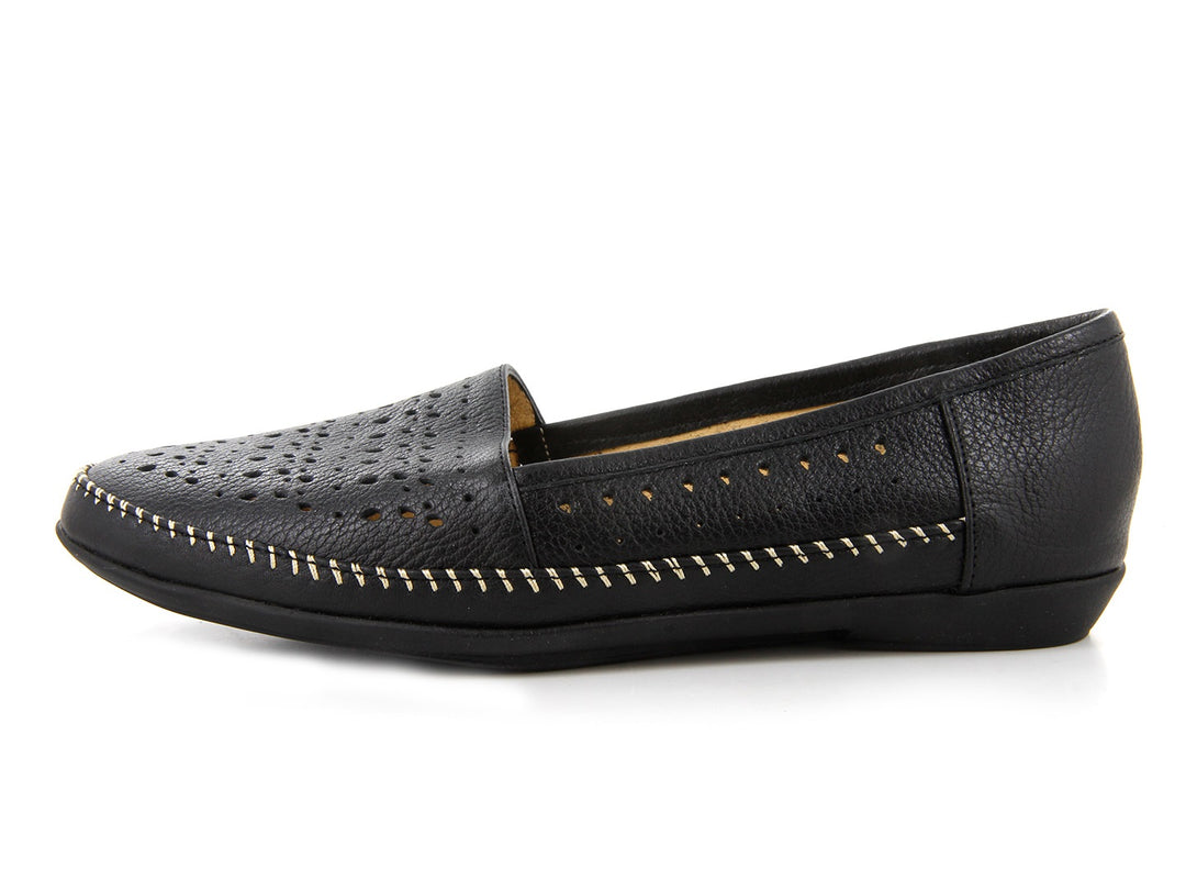 Zapatos planos negros para mujer con detalles de perforaciones y costuras blancas decorativas.