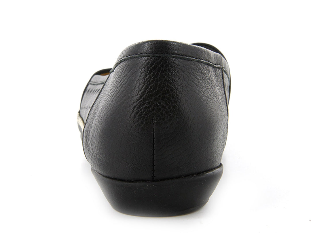 Zapatos planos negros para mujer con detalles de perforaciones y costuras blancas decorativas.
