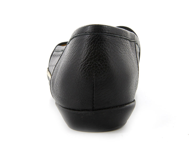 Zapatos planos negros para mujer con detalles de perforaciones y costuras blancas decorativas.
