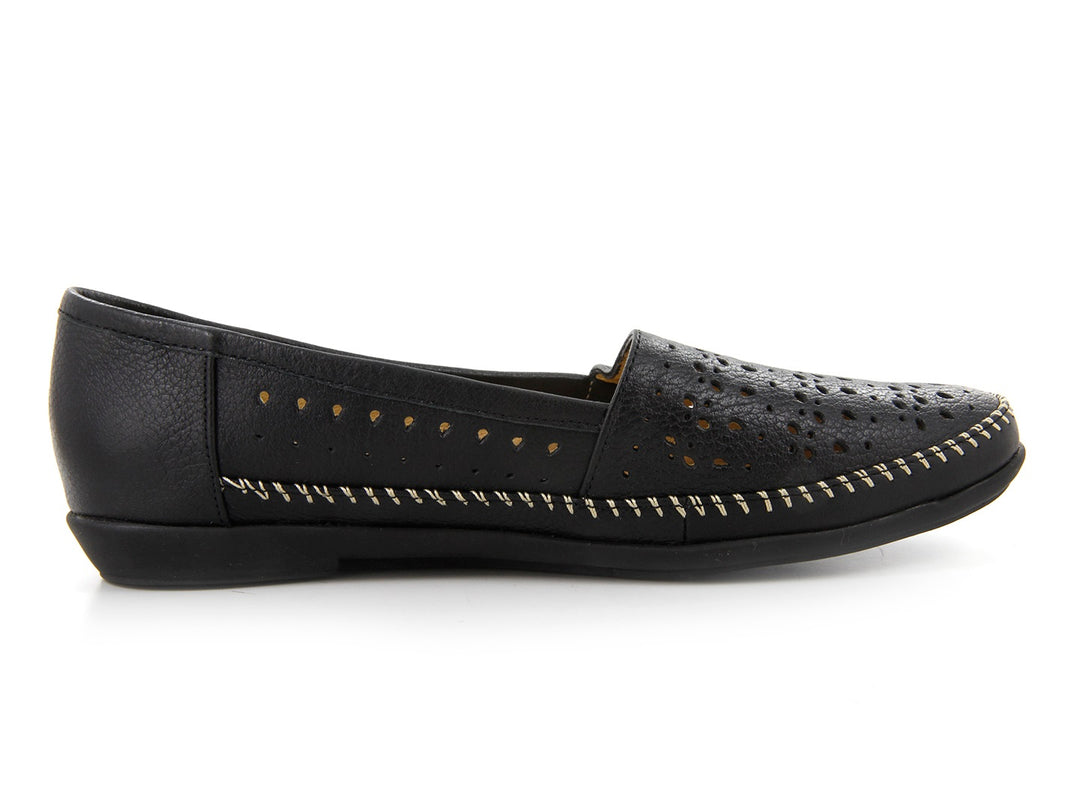 Zapatos planos negros para mujer con detalles de perforaciones y costuras blancas decorativas.