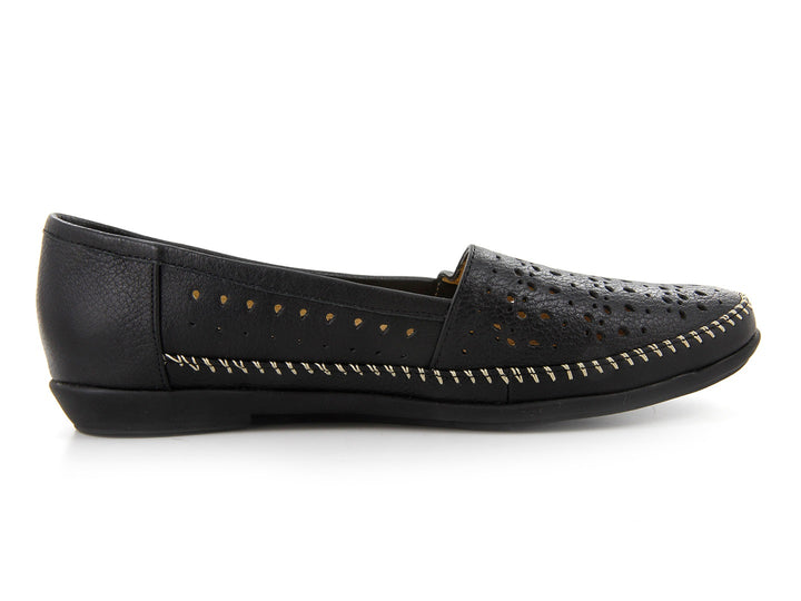 Zapatos planos negros para mujer con detalles de perforaciones y costuras blancas decorativas.