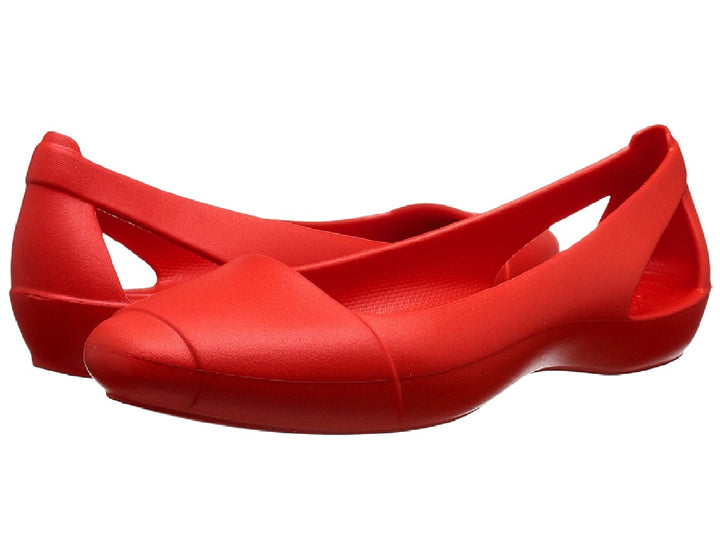 Par de zapatos planos Crocs en color rojo intenso sobre fondo blanco.