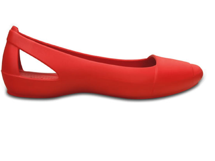 Par de zapatos planos Crocs en color rojo intenso sobre fondo blanco.