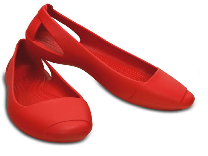 Par de zapatos planos Crocs en color rojo intenso sobre fondo blanco.