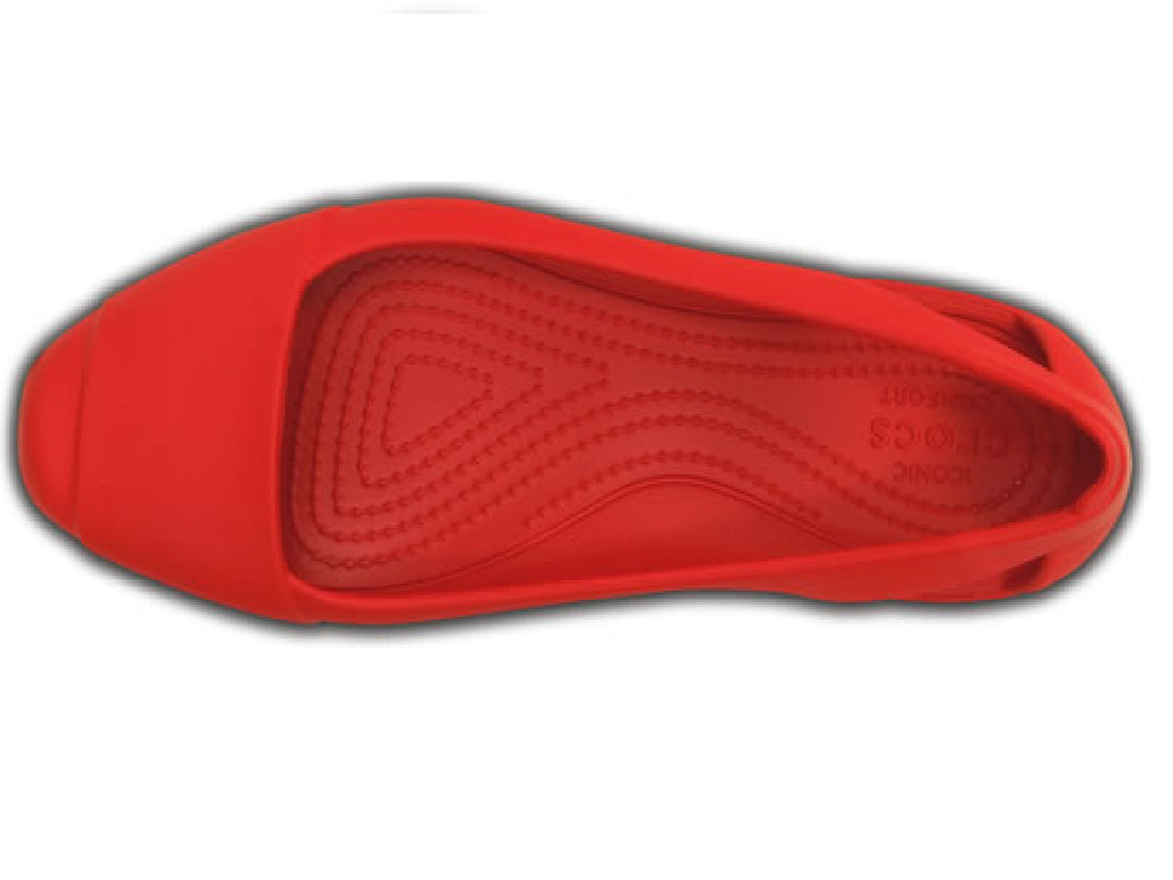 Par de zapatos planos Crocs en color rojo intenso sobre fondo blanco.