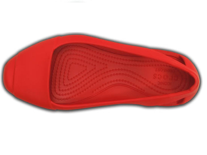 Par de zapatos planos Crocs en color rojo intenso sobre fondo blanco.