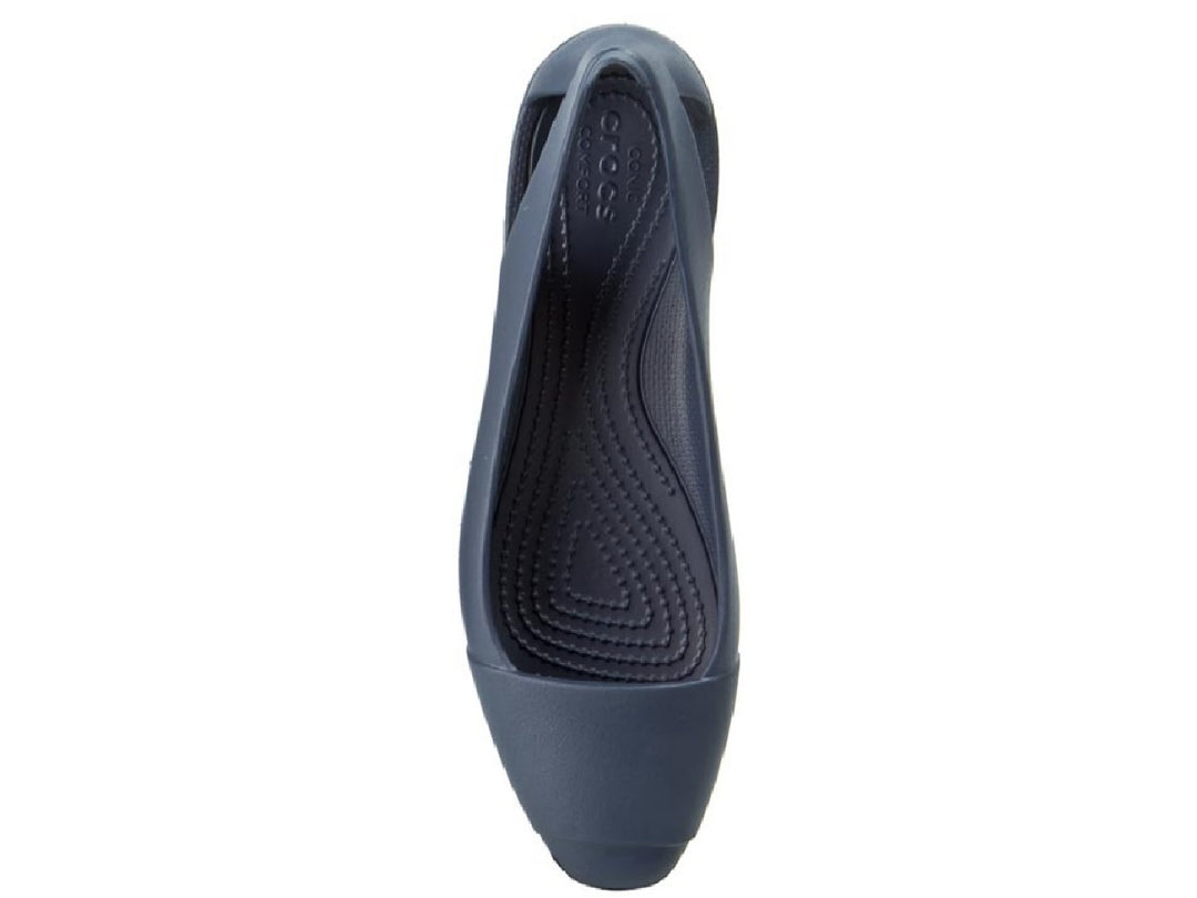 Zapato plano Crocs Sienna para mujer en color azul marino con acabado mate.