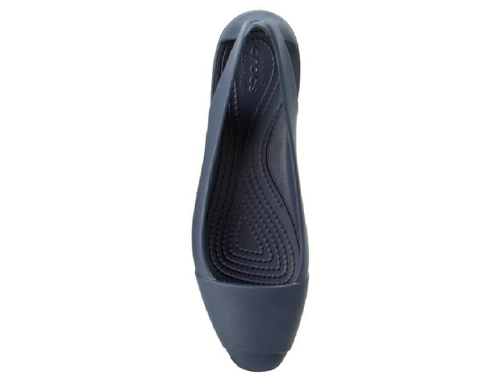 Zapato plano Crocs Sienna para mujer en color azul marino con acabado mate.