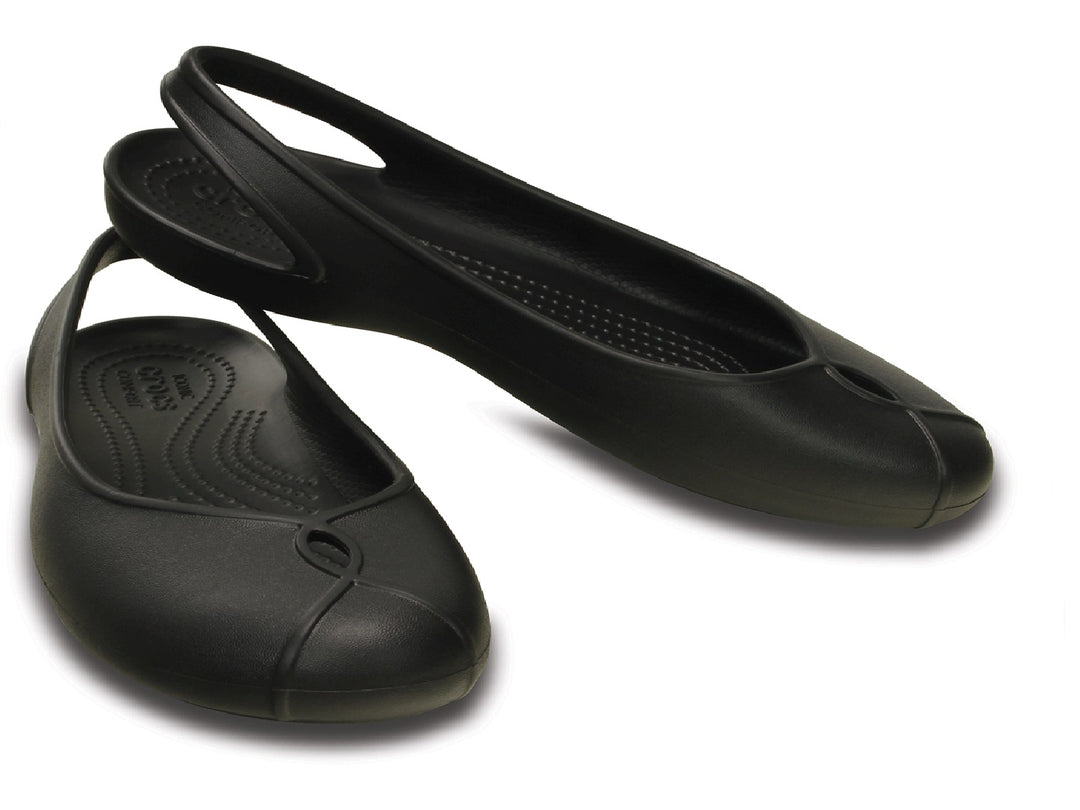Par de zapatos planos Crocs Crocband para mujer en color espresso.