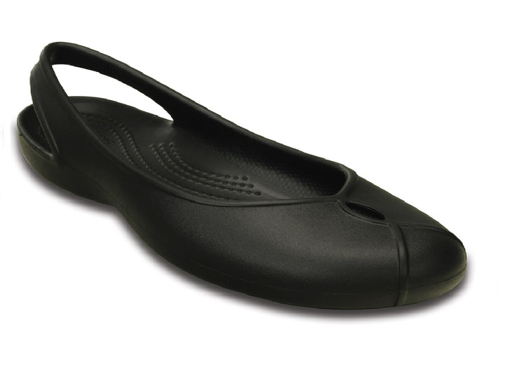 Par de zapatos planos Crocs Crocband para mujer en color espresso.