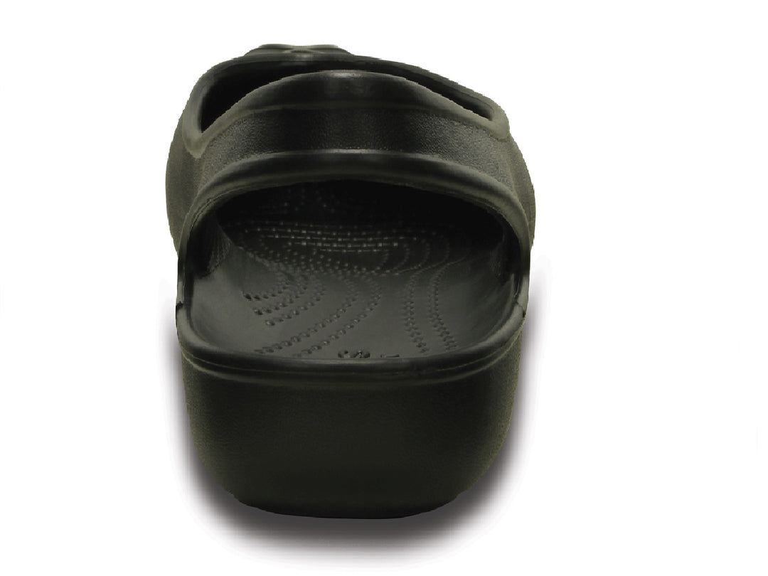 Par de zapatos planos Crocs Crocband para mujer en color espresso.