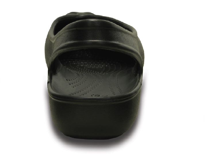 Par de zapatos planos Crocs Crocband para mujer en color espresso.