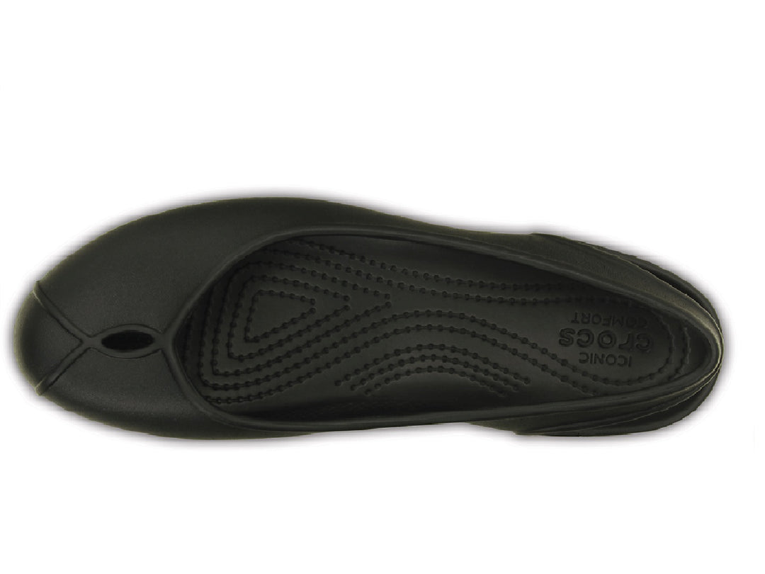 Par de zapatos planos Crocs Crocband para mujer en color espresso.