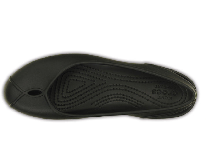 Par de zapatos planos Crocs Crocband para mujer en color espresso.