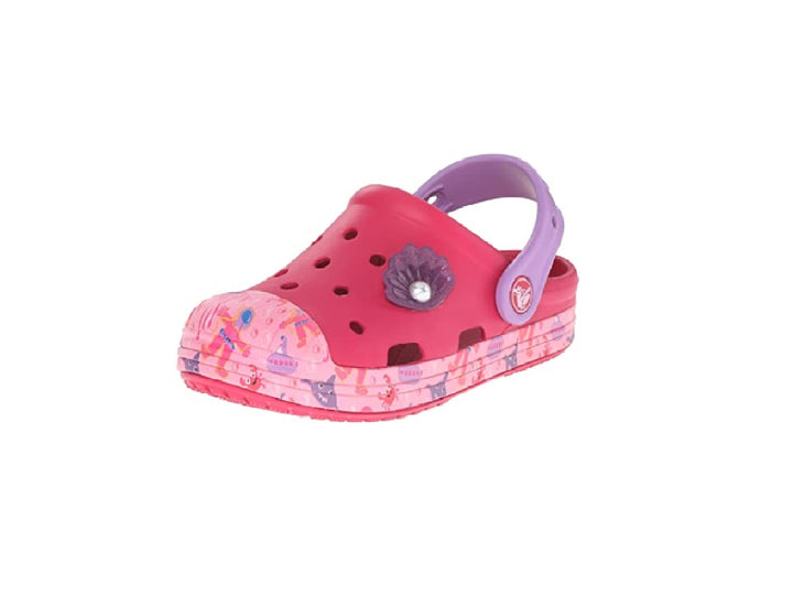Sandalia Crocs para niña color raspberry con correa morada y detalles gráficos en la suela.