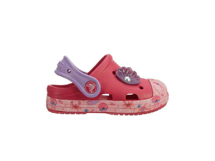 Sandalia Crocs para niña color raspberry con correa morada y detalles gráficos en la suela.