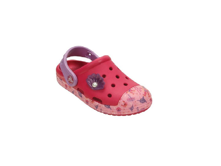 Sandalia Crocs para niña color raspberry con correa morada y detalles gráficos en la suela.