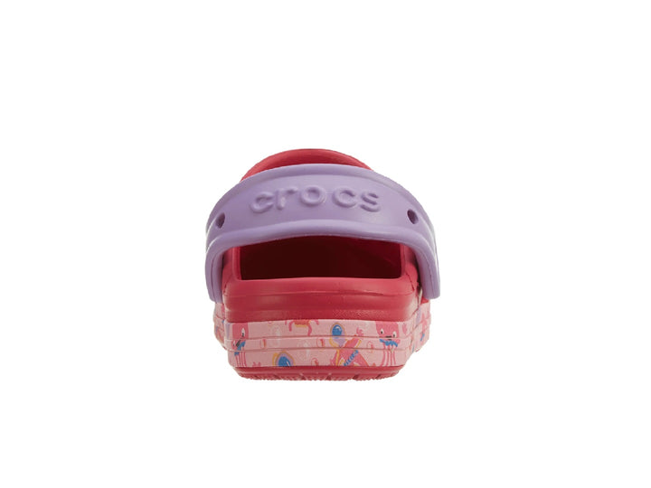 Sandalia Crocs para niña color raspberry con correa morada y detalles gráficos en la suela.