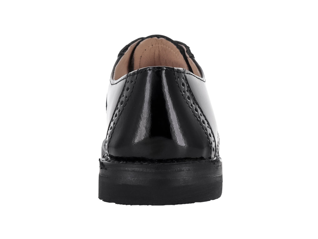 Zapato escolar negro para niño con combinación de cuero y charol brillante.