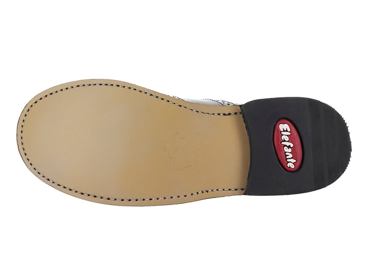 Zapato escolar negro para niño con combinación de cuero y charol brillante.