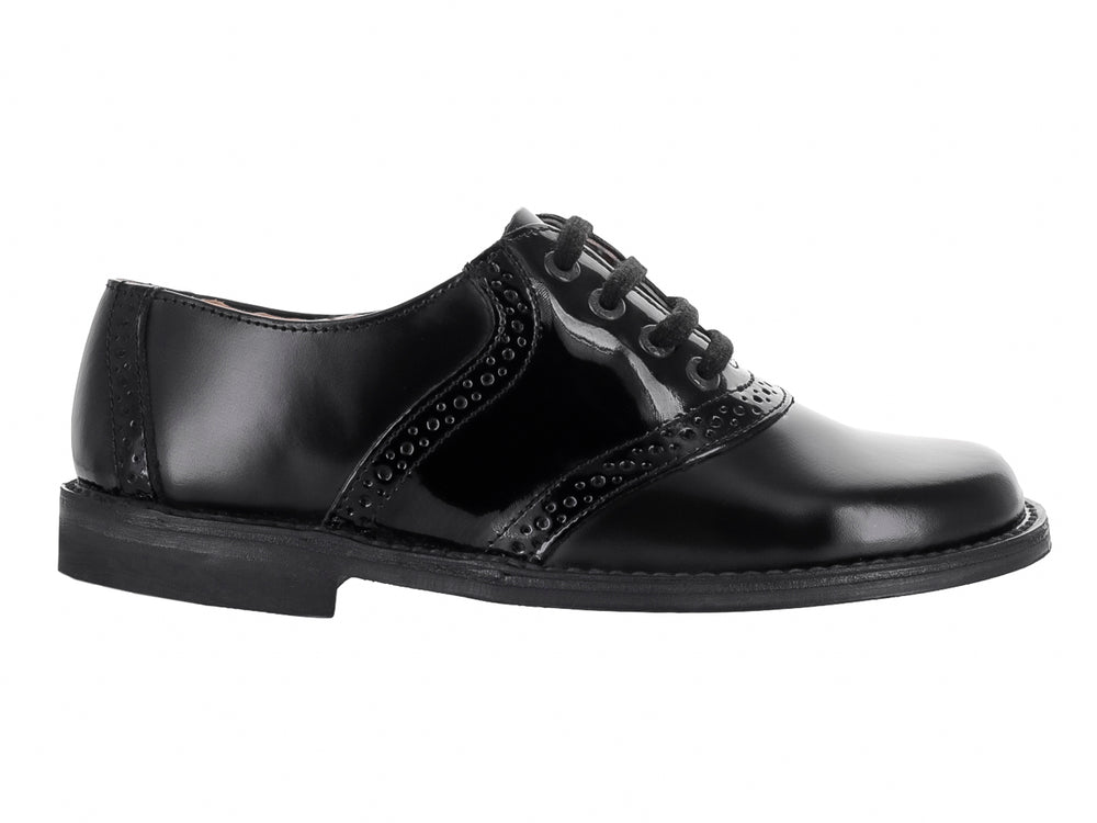 Zapato escolar negro para niño con detalles en charol y cordones.