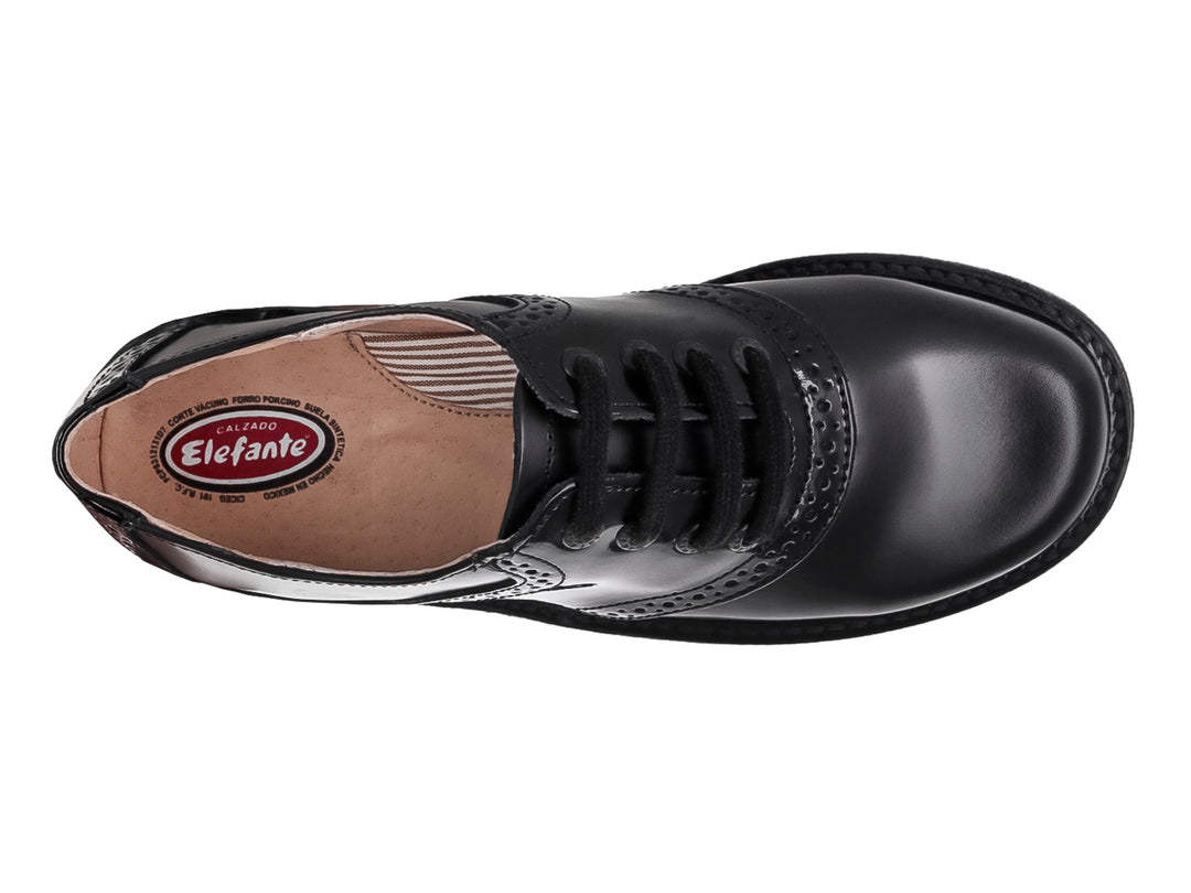 Zapato escolar negro para niño con detalles en charol y cordones.