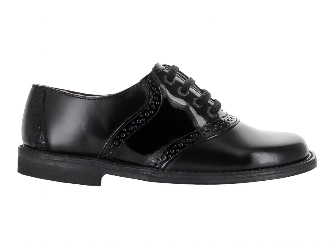 Zapato escolar negro para niño con detalles en charol y cordones.