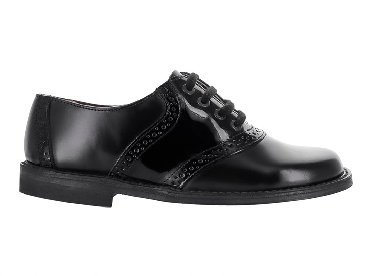 Zapato escolar negro para niño con detalles en charol y cordones.