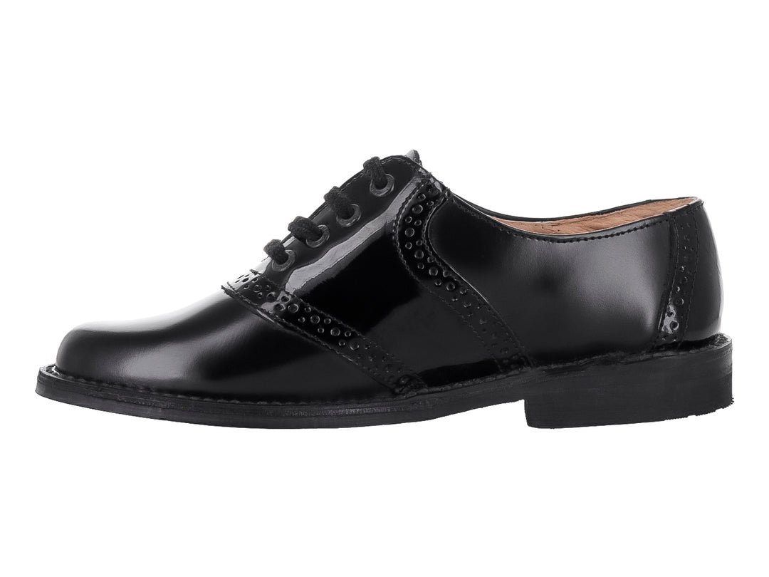 Zapato escolar negro para niño con detalles en charol y cordones.