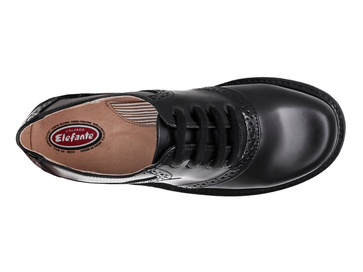 Zapato escolar negro para niño con detalles en charol y cordones.
