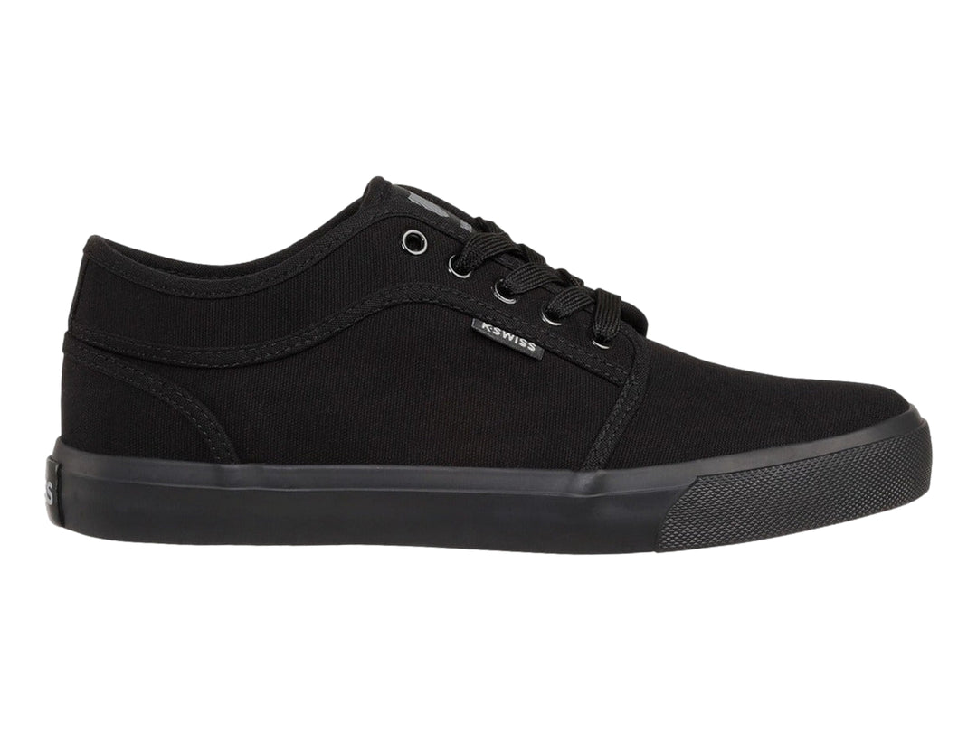 Tenis K-Swiss modelo Monochrome Forest en color negro total, estilo casual con suela plana y cordones.