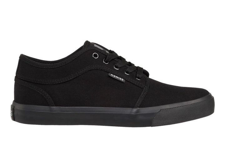 Tenis K-Swiss modelo Monochrome Forest en color negro total, estilo casual con suela plana y cordones.
