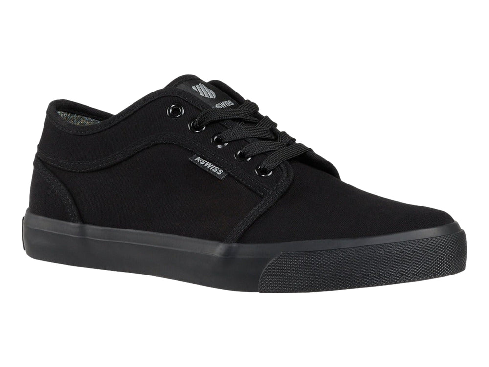 Tenis K-Swiss modelo Monochrome Forest en color negro total, estilo casual con suela plana y cordones.