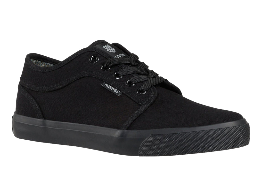 Tenis K-Swiss modelo Monochrome Forest en color negro total, estilo casual con suela plana y cordones.