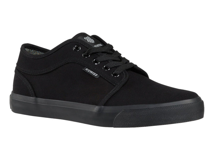 Tenis K-Swiss modelo Monochrome Forest en color negro total, estilo casual con suela plana y cordones.