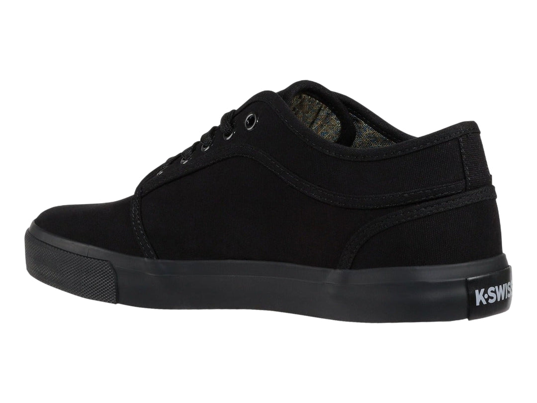 Tenis K-Swiss modelo Monochrome Forest en color negro total, estilo casual con suela plana y cordones.