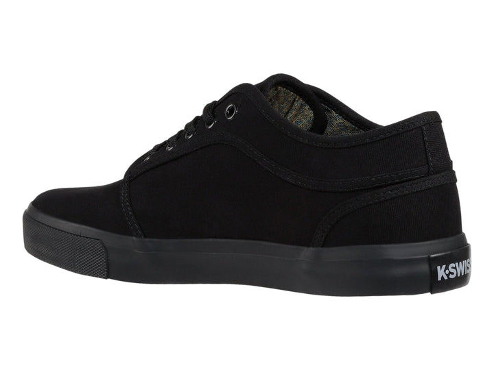 Tenis K-Swiss modelo Monochrome Forest en color negro total, estilo casual con suela plana y cordones.