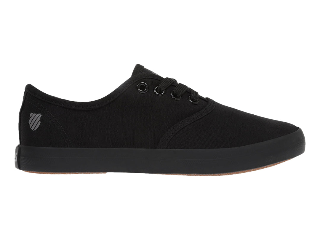 Zapato casual K-Swiss modelo Beverly en color negro monocromo con suela plana y cordones.