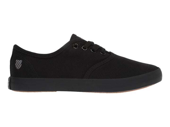 Zapato casual K-Swiss modelo Beverly en color negro monocromo con suela plana y cordones.