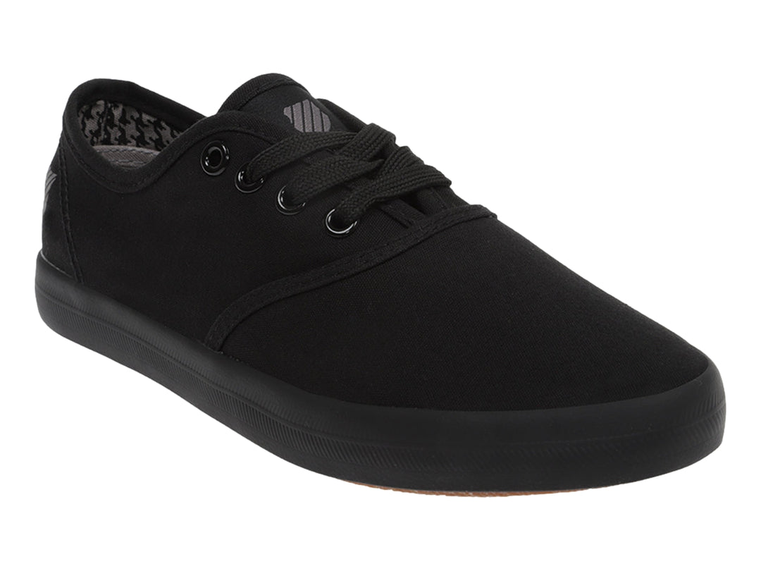 Zapato casual K-Swiss modelo Beverly en color negro monocromo con suela plana y cordones.