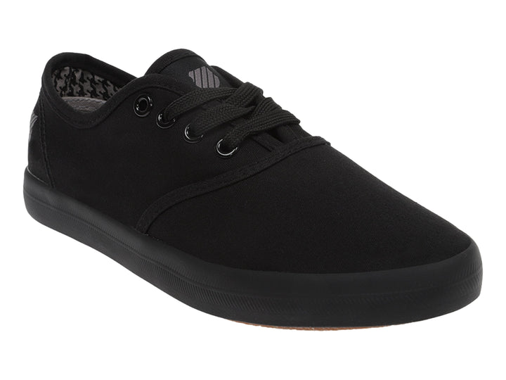 Zapato casual K-Swiss modelo Beverly en color negro monocromo con suela plana y cordones.