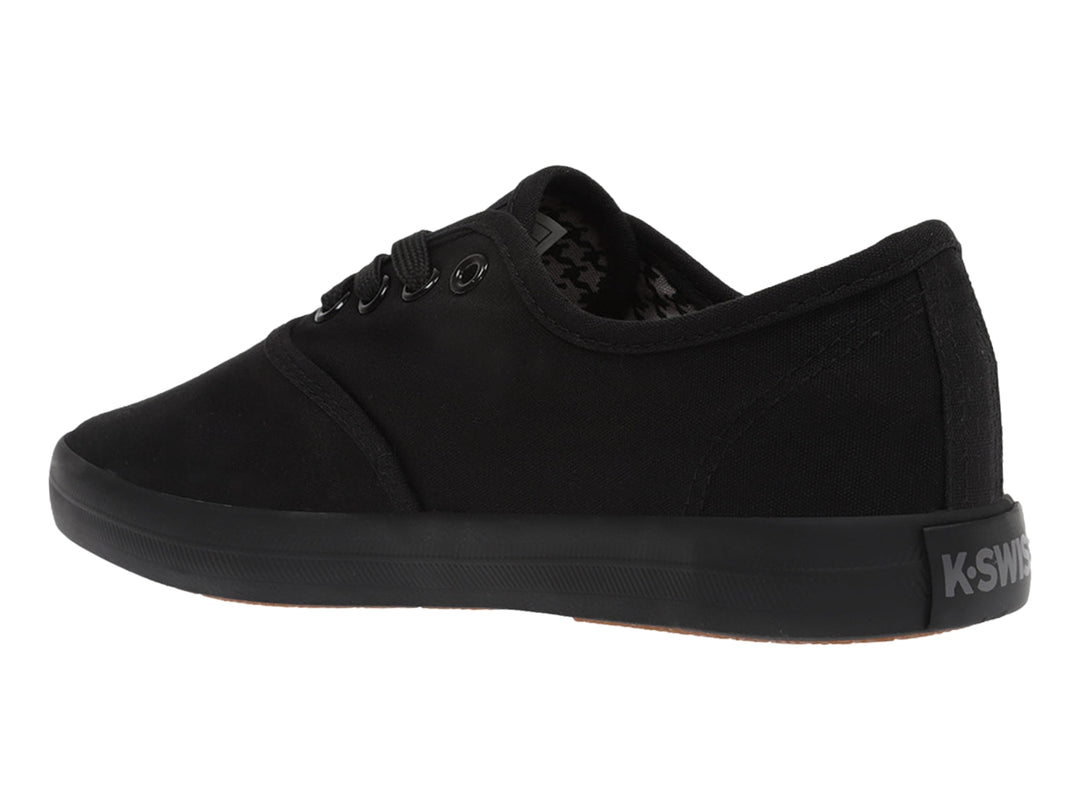 Zapato casual K-Swiss modelo Beverly en color negro monocromo con suela plana y cordones.